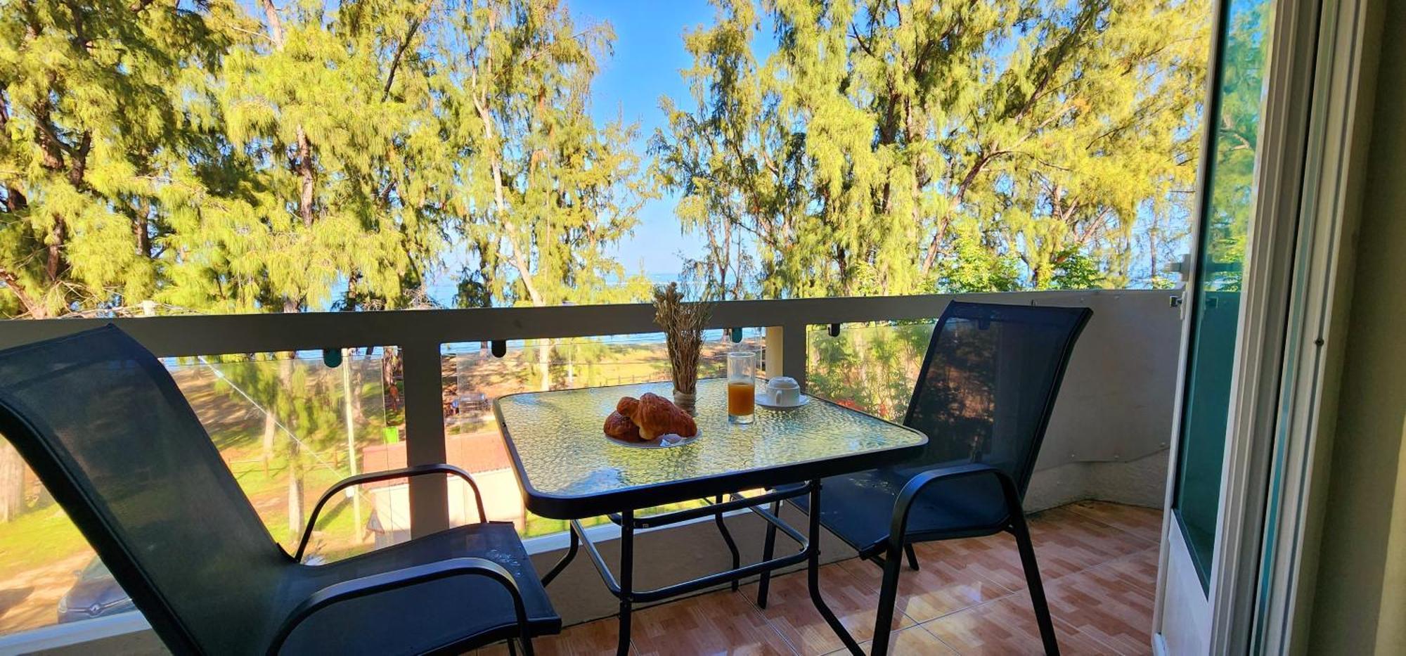 Phoenix Beach Apartments Sea View Flic en Flac Bagian luar foto