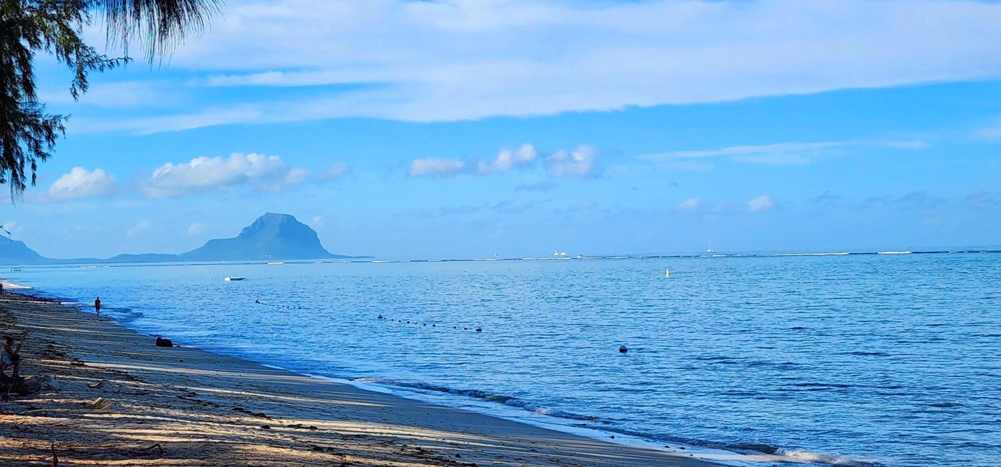 Phoenix Beach Apartments Sea View Flic en Flac Bagian luar foto