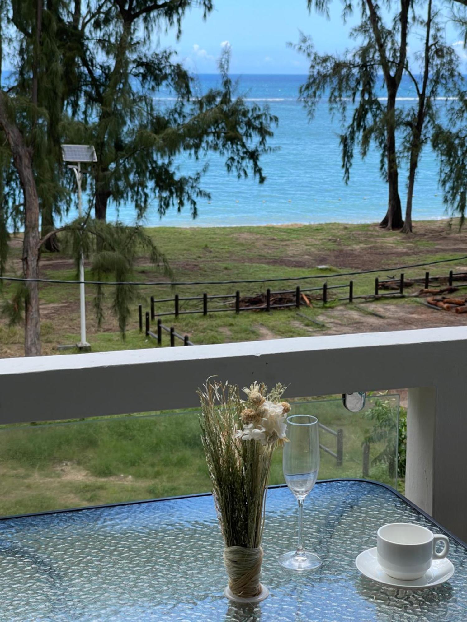 Phoenix Beach Apartments Sea View Flic en Flac Bagian luar foto