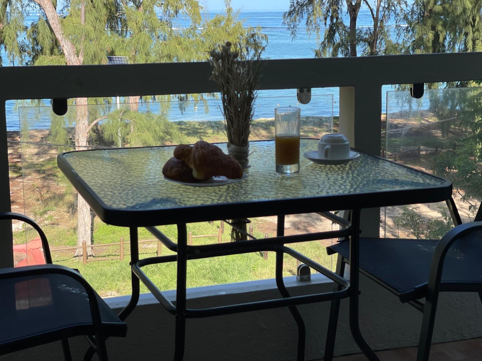 Phoenix Beach Apartments Sea View Flic en Flac Bagian luar foto